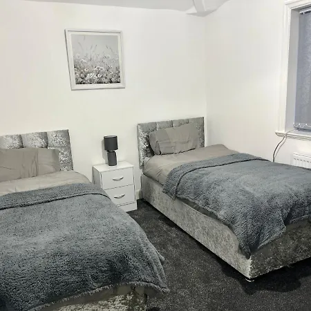 Apartmán Beautiful And Homely 3 Bed House With Free Parking So Close To Man And Centre *