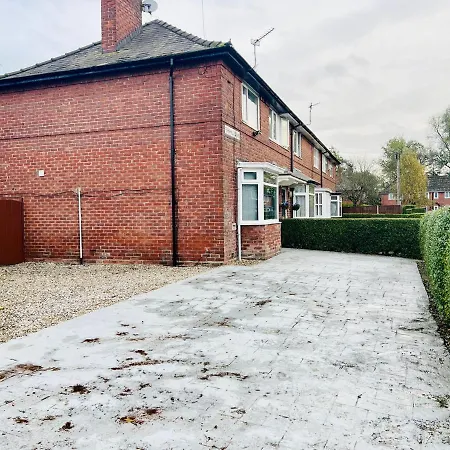 Beautiful And Homely 3 Bed House With Free Parking So Close To Man And Centre Apartment