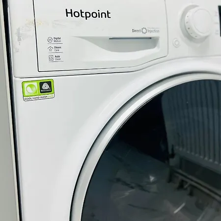 Beautiful And Homely 3 Bed House With Free Parking So Close To Man And Centre Appartement