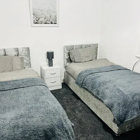Appartement Beautiful And Homely 3 Bed House With Free Parking So Close To Man And Centre *
