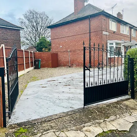 Beautiful And Homely 3 Bed House With Free Parking So Close To Man And Centre Lejlighed *