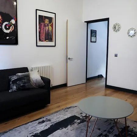 Cosy And Elegant Town House *
