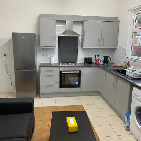 Гостевой дом Double Bedroom In 13 Woodfold Ave, M19 3ap, Rm1 2 Sing Bed *