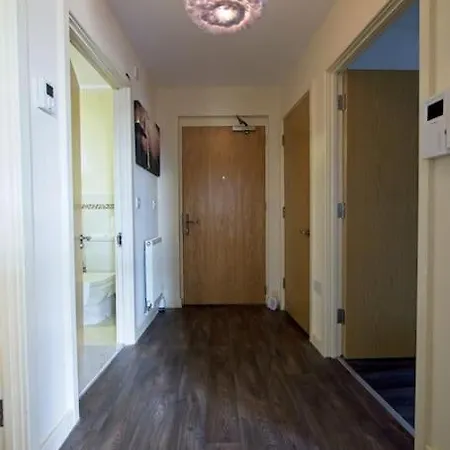 Fabulous 2 Bed With Free Parking On Premises Lejlighed