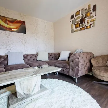 Fabulous 2 Bed With Free Parking On Premises Lejlighed *