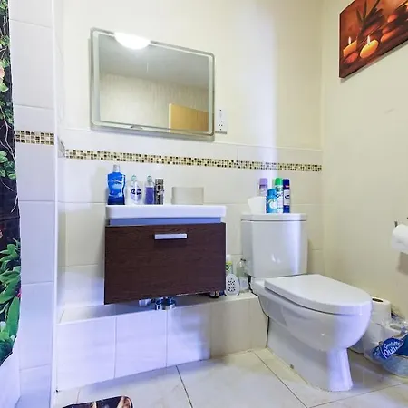 Fabulous 2 Bed With Free Parking On Premises Lejlighed *