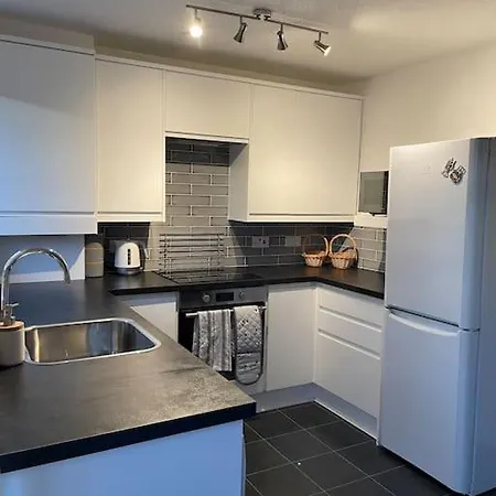 2 Bedroom House With Garden * Manchester