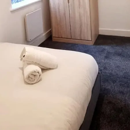Апартаменты Lovely 2-br Flat Near Salford Royal No.3