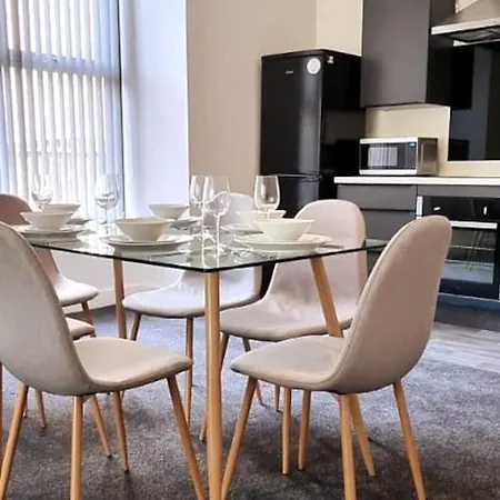 Lovely 2-br Flat Near Salford Royal No.3 Апартаменты Манчестер