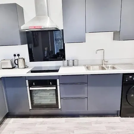 Lovely 2-bedroom In Greater 208 Manchester