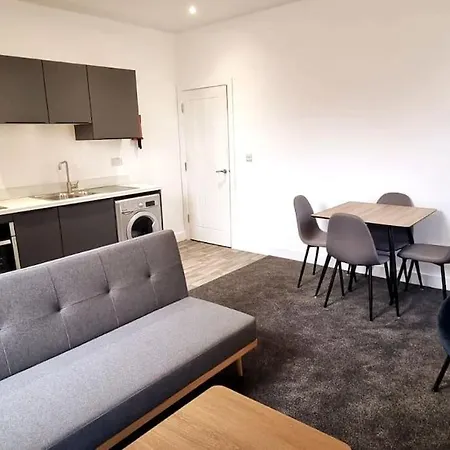 Beautiful 2-br Flat Near Salford Royal No.5 Манчестер