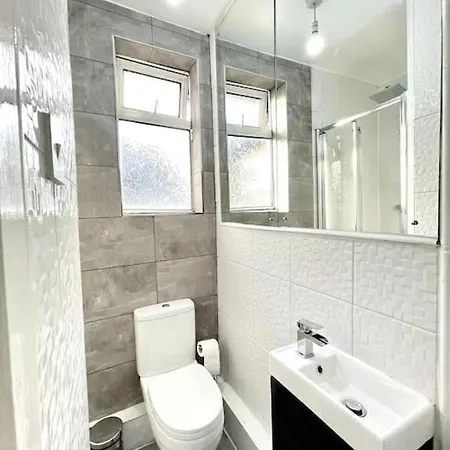 3 Bed Near Centre Lejlighed *