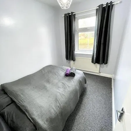 3 Bed Near Centre Lejlighed *