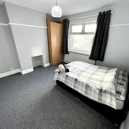 3 Bed Near Centre Manchester