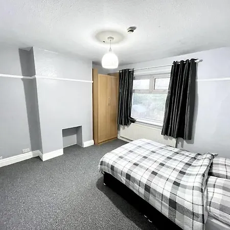 3 Bed Near Centre Manchester