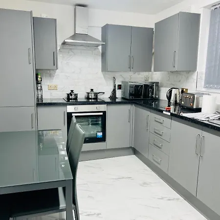 Apartmán Beautiful And Homely 3 Bed House With Free Parking So Close To Man And Centre