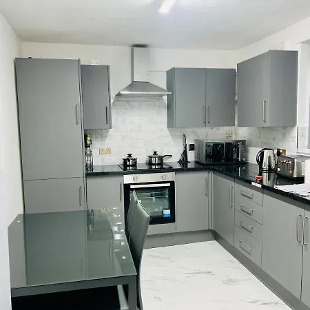 Beautiful And Homely 3 Bed House With Free Parking So Close To Man And Centre Manchester