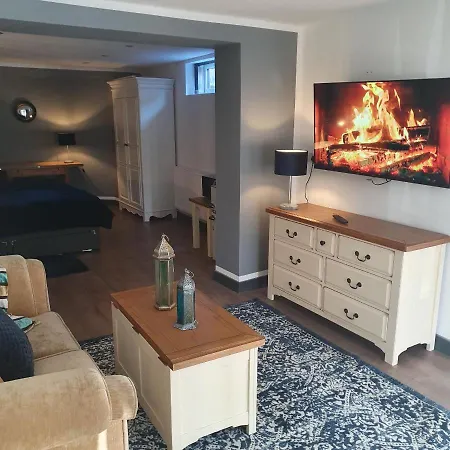 Luxury Prestwich With Own Entrance With One Double And One Single Bed Apartment Manchester