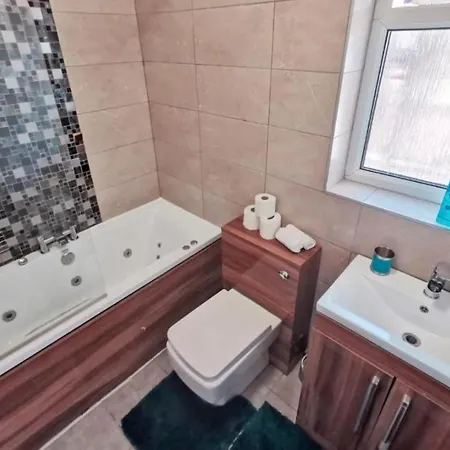 4 Bedrooms House In Дом отдыха