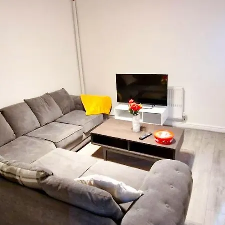 Дом отдыха 4 Bedrooms House In *