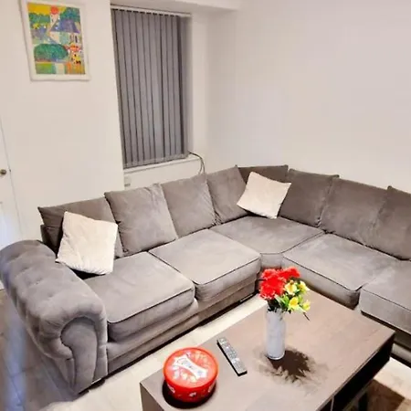 4 Bedrooms House In * Манчестер