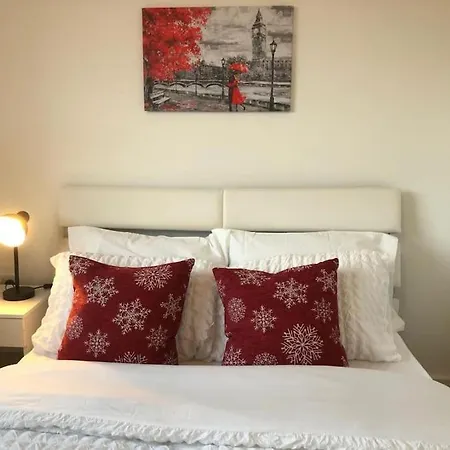 Апартаменты Beautiful 3 Bedroom House Close To The River Bank. Манчестер