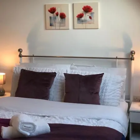 Beautiful 3 Bedroom House Close To The River Bank. Апартаменты Манчестер