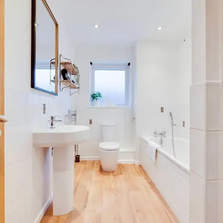 Family Friend With Parking & Garden Apartment