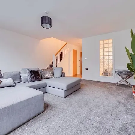 Family Friend With Parking & Garden Apartment *