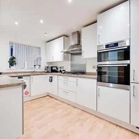 Family Friend With Parking & Garden * Manchester