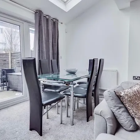 Family Friend With Parking & Garden Manchester