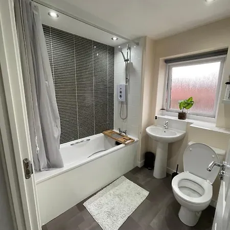 Peaceful 1- Bedroom Homestay Manchester