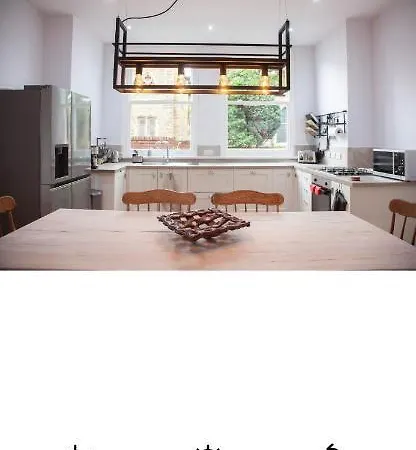 3 Bath Contemporary Victorian Near Attractions Apartment *
