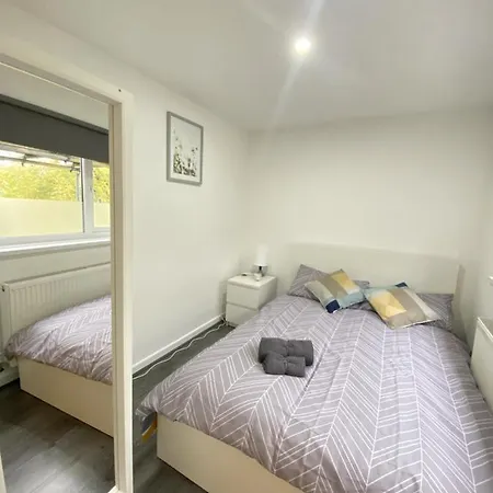 Elcot Close Private In A 4 Bed Shared House Homestay