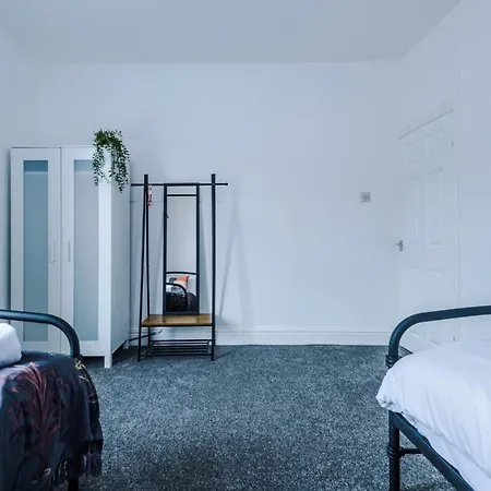 Three Bedroom With Free Parking Holiday home