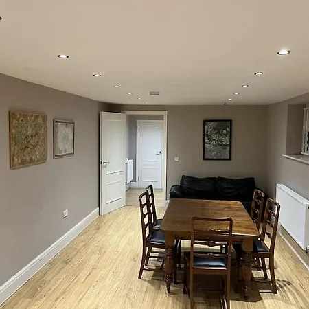 Lovely 3 Bedroom Flat In Center Of Broughton Park *