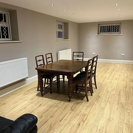 Lovely 3 Bedroom Flat In Center Of Broughton Park Lejlighed *