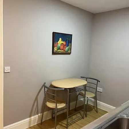 Lovely 3 Bedroom Flat In Center Of Broughton Park * Manchester
