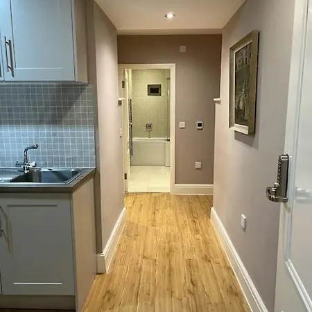 Lovely 3 Bedroom Flat In Center Of Broughton Park