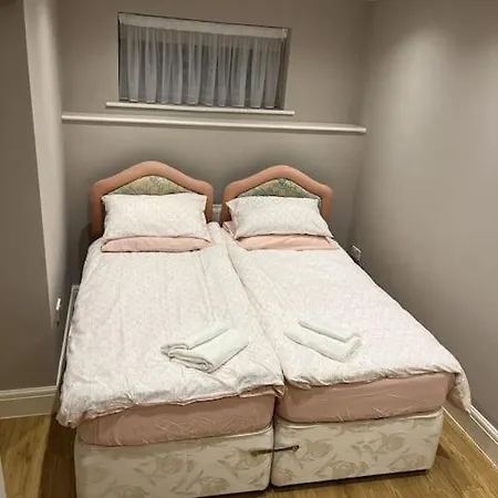Lejlighed Lovely 3 Bedroom Flat In Center Of Broughton Park *