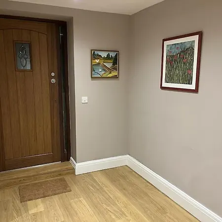 Lovely 3 Bedroom Flat In Center Of Broughton Park