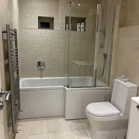 Apartment Lovely 3 Bedroom Flat In Center Of Broughton Park