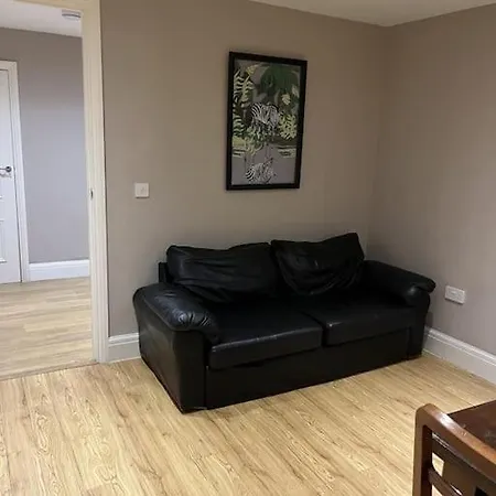 Lovely 3 Bedroom Flat In Center Of Broughton Park Manchester