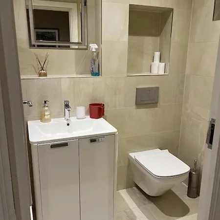 Lovely 3 Bedroom Flat In Center Of Broughton Park Apartment *