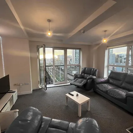 View Spacious 2 Bed 2 Bathrooms Lejlighed Manchester