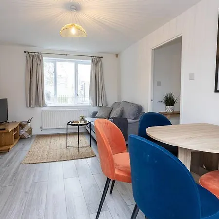 Charming Refurbished 4 Bed With A Garden In Hulme *