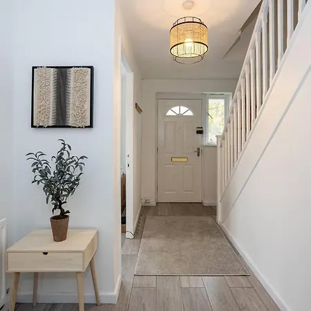 Апартаменты Charming Refurbished 4 Bed With A Garden In Hulme *