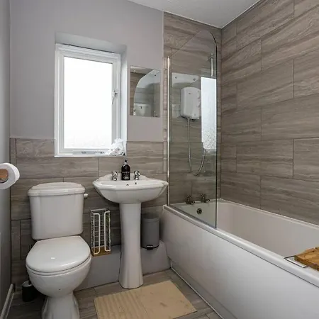 Апартаменты Charming Refurbished 4 Bed With A Garden In Hulme