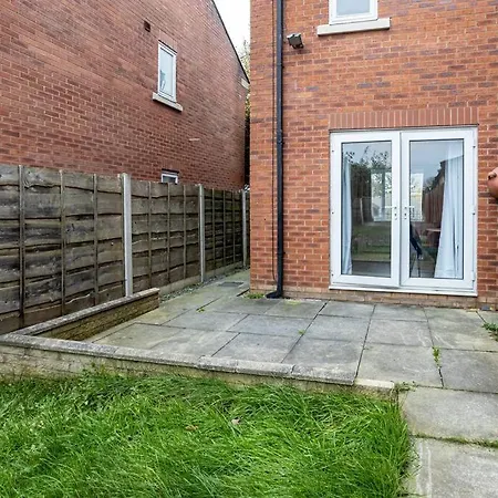 Charming Refurbished 4 Bed With A Garden In Hulme * Манчестер
