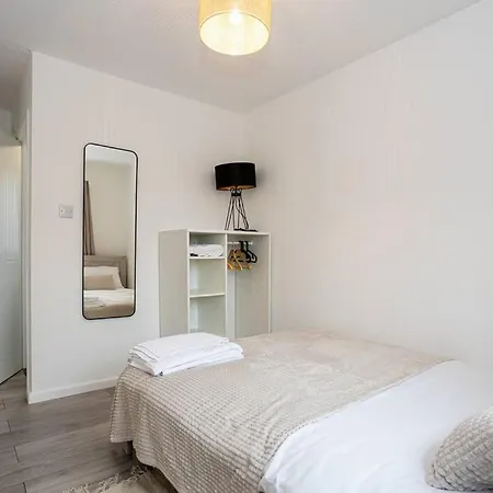 Charming Refurbished 4 Bed With A Garden In Hulme *